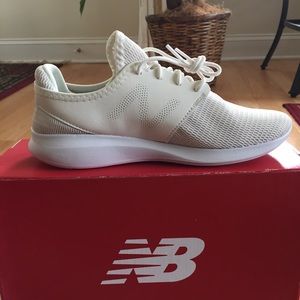🎉New Balance White Running Shoes size 8 1/2 Wide